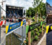 Collage aus vier Bildern, die individuell bedruckte Absperrbänder in unterschiedlichen Einsatzbereichen zeigen: Baustelle (rot-weiß), Musik-Event (blau-gelb), Gartenbau (grün-schwarz) und Sicherheitsdienst (gelb-schwarz).